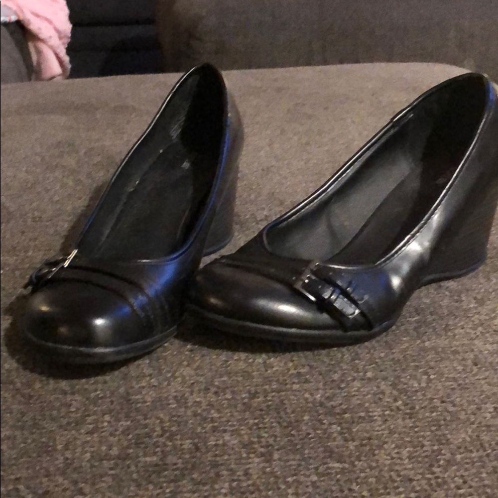 Black wedges